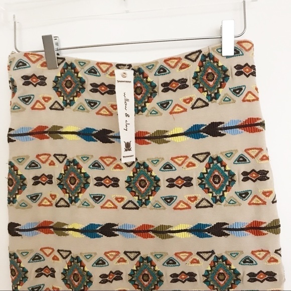 Willow & Clay Embroidered skirt size L NWT - Picture 6 of 7
